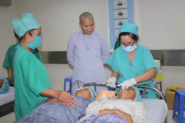 Binh Dinh province: Eye surgeries charity and gifts to poor pupils